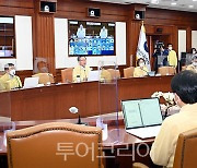 현행 거리두기 9월 5일까지 2주 연장..백신 접종완료자 4인 모임 가능