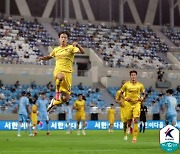 [K리그1 26R] '엄지성 3호골+윤평국 선방쇼' 광주, 대구에 2-1 역전승