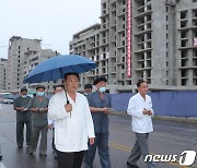 [노동신문 사진] 연합훈련 때 '보통강 주택' 살핀 김정은