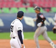 이영하 '하주석 만루포에 강판' [MK포토]