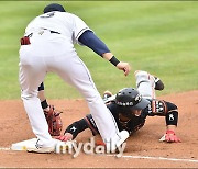 [MD포토] 하주석, '견제구에 허무한 아웃'