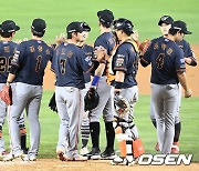 한화,'두산에 11-3 완승, 위닝시리즈' [사진]