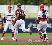 주루 플레이 실수하는 송성문