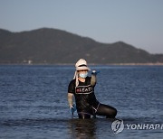 CHINA HONG KONG CLAM DIGGING