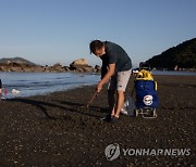 CHINA HONG KONG CLAM DIGGING