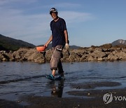 CHINA HONG KONG CLAM DIGGING