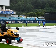 삼성-SSG 우천 취소,'아쉽지만 그라운드 정비는 필수' [사진]