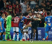 물병 투척 홈팬과 선수 충돌..佛프로축구 니스-마르세유전 중단