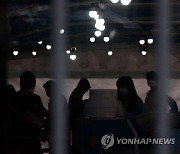 코로나19 검사 기다리는 시민들