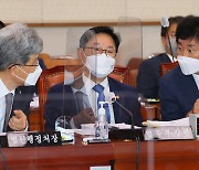 '판사 임용시 법조경력 5년'..법원조직법 개정안, 법사위 통과