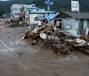 포항 죽장면 '쑥대밭' 도로 유실로 일부 주민 고립, 전기도 끊겨