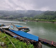 호수에 침몰 중 바지선, 그 옆으로 수상스키 '아찔 질주'