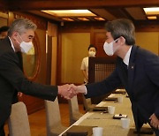 Unification minister, US nuclear envoy discuss ways to restart talks with Pyongyang