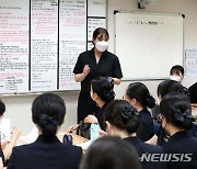 [코로나시대 문화현장③]"턱스크 관객에 매번 착용 요청..역정 낼때 죄송"