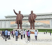 북한 주민들, '선군절' 맞아 김일성·김정일 동상 참배