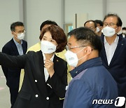 미래폐자원 거점수거센터 살피는 한정애 환경장관