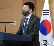 통일부 정례브리핑 하는 차덕철 부대변인