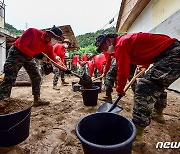 태풍 오마이스 상흔 제거하는 해병대