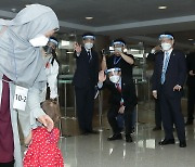 입국한 아프간인들 두고.. 법무부, 기자들에 "장관 인형 주는 행사 찍어달라"