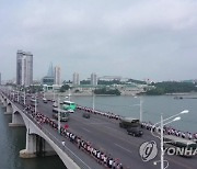 북한 '청년절' 경축행사 참가자들 환영하는 평양시민들