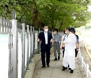 인천 중구청장, '백범 김구 서예대전' 방문