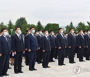 북한 청년절 경축행사 참가자들 금수산 태양궁전 참배