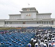 북한 청년절 경축행사 참가자들 금수산 태양궁전 참배