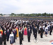 북한 청년절 경축행사 참가자들 금수산 태양궁전 참배