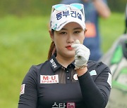 [포토]지한솔 '미니 하트로 출발해요'