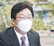 劉·洪 "尹 부동산 공약, 이재명 '기본소득'보다 허황된 포퓰리즘"