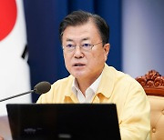 문대통령 "국제사회 높은 평가..부스터샷은 고위험군부터"