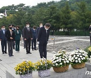 봉하마을 노무현 전 대통령 묘역 참배하는 이낙연