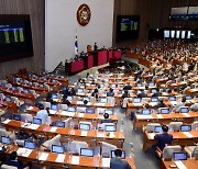 '속도 늦춘 언론중재법' 여 설득 부족, 야 정쟁 치중..언론 혐오만 증폭