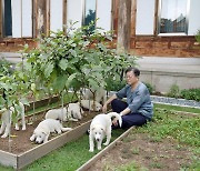 '김정은 선물' 풍산개가 낳은 7마리.. 文 "지자체에 분양"