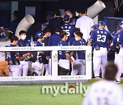 [MD포토] 고개숙인 NC '5-0 패배'