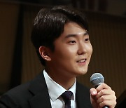 취재진 질문에 답변하는 조성진