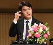 손수건 꺼내 땀 닦는 조성진