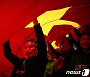 "도하를 베이징처럼"..월드컵 간절한 중국, 일본전 때 대형 국기 건다