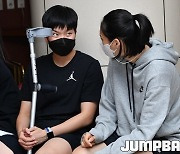[JB포토] FIBA 아시아컵 여자농구대표팀 소집, 이야기 나누는 진안