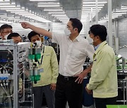 삼성 공장 찾은 베트남 총리 "백신 확보 한국 정부가 도와달라"