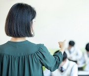 수업 중 유흥업소 경험담 떠든 교사.."골뱅이 소면 맛있지"