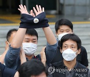 조합원들 향해 인사하는 양경수 민주노총 위원장