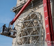 FRANCE ART CHRISTO INSTALLATION