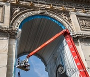 FRANCE ART CHRISTO INSTALLATION