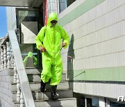 '바이러스 경계' 방역복 입고 소독 중인 북한 노동자