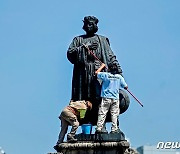 '스페인 식민 잔재 청산' 멕시코, 콜롬버스 동상 철거한다
