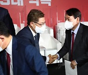 최재형-윤석열 '어색한 악수'