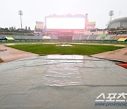 [포토] 비 계속 내리는 인천, 경기는 우천취소