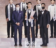 [bnt포토] '2021 미스터 인터내셔널 코리아'에서 기념촬영하는 김태우 대표-3위 신동우-김종우