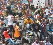 서아프리카 기니서 쿠데타.. 장기집권 대통령 억류에 기뻐하는 시민들